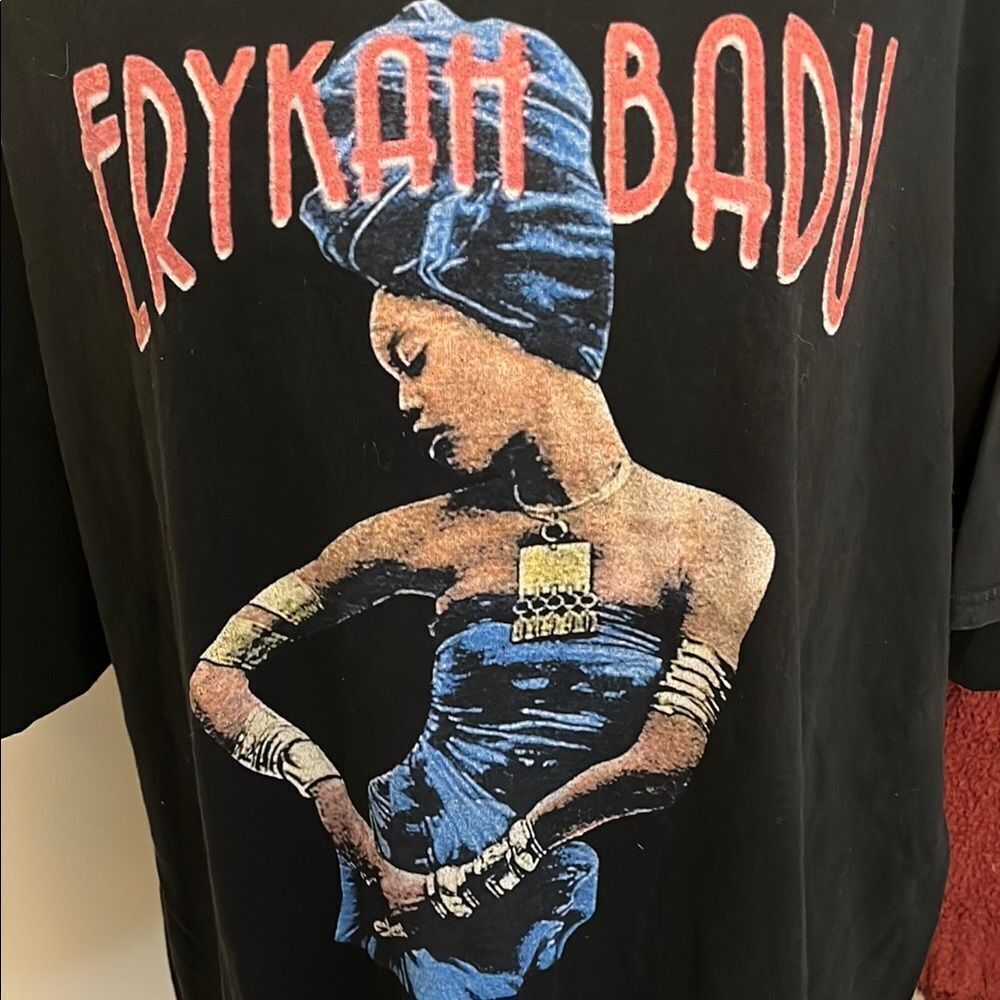 Y2K Erykah Badu 2001 Tour Reproduction Music Graphic Design Pullover T-Shirt - Picture 2 of 9